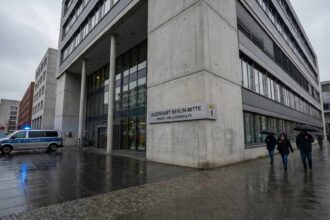 Κτίριο κοινωνικών υπηρεσιών και αστυνομικό όχημα στο Βερολίνο κατά τη διάρκεια ερευνών για την ανήλικη