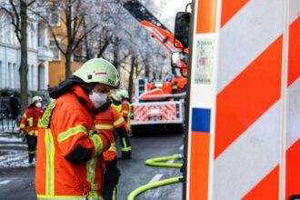 Πολυκατοικία τύπου Plattenbau στο Ρόστοκ με ίχνη καπνού και πυροσβεστικές δυνάμεις