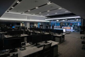 Δημοσιογραφικό γραφείο ειδήσεων με οθόνες ελέγχου οπτικού υλικού