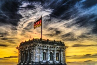 Η γερμανική Bundestag με τη γερμανική σημαία να κυματίζει