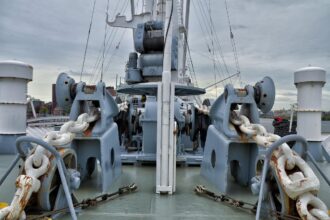 Σύγχρονη γερμανική κορβέτα τύπου Emden ελλιμενισμένη σε ναυπηγείο του Αμβούργου υπό συνθήκες ομίχλης.
