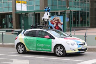 Όχημα Google Street View με ειδική κάμερα οροφής σε ελληνικό δρόμο