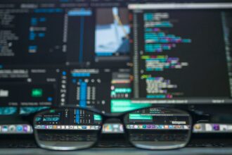 Σκοτεινή αίθουσα επιχειρήσεων με οθόνες προγραμματισμού και τη γερμανική σημαία στο φόντο
