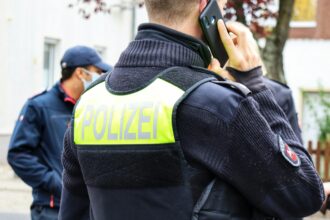 Περιπολικό της γερμανικής αστυνομίας και αστυνομικοί με εξοπλισμό σε δρόμο της Λειψίας