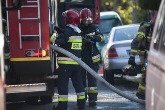 Πυροσβέστες επιχειρούν σε καμένο λεωφορείο στον αυτοκινητόδρομο A52 κοντά στο Ratingen με εμφανείς ζημιές στο οδόστρωμα