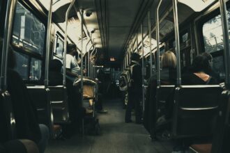 Εσωτερικό γερμανικού λεωφορείου σε τοπική διαδρομή με επιβάτες