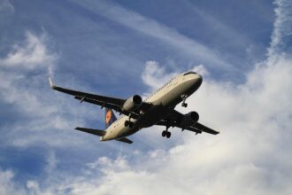 Αεροσκάφος της Lufthansa στον αεροδιάδρομο έτοιμο για απογείωση με φόντο τον πύργο ελέγχου
