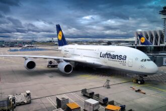 Σειρά αεροσκαφών της Lufthansa καθηλωμένα στην πίστα γερμανικού αεροδρομίου κατά τη διάρκεια της απεργίας.