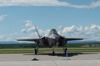 Στρατιωτικά αεροσκάφη F-35 σταθμευμένα σε στρατιωτικό αεροδρόμιο κάτω από συννεφιασμένο ουρανό