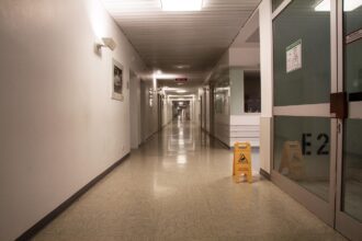 Διάδρομος γερμανικού νοσοκομείου με χαμηλό φωτισμό και ιατρικό εξοπλισμό έκτακτης ανάγκης