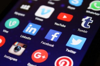 Ανήλικο παιδί κρατά smartphone με ενεργοποιημένο σύστημα γονικού ελέγχου σε σκοτεινό δωμάτιο