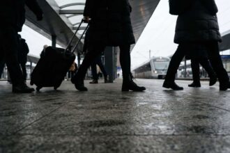 Χαμηλή λήψη σε πλατφόρμα σιδηροδρομικού σταθμού με διερχόμενους επιβάτες