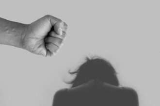Θετός πατέρας στο εδώλιο για κακοποίηση και εγκλεισμό ανήλικων κοριτσιών