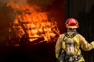 Πυροσβέστες επιχειρούν κατάσβεση σε φλεγόμενη κατοικία στο Hermersberg Γερμανίας