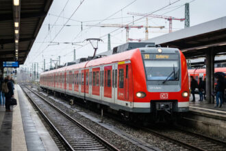 Συρμός του S-Bahn στο Μόναχο φτάνει στην αποβάθρα με φόντο έργα κατασκευής