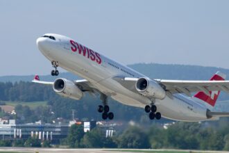 Αεροσκάφος Airbus της Swiss International Air Lines στον αεροδιάδρομο του αεροδρομίου της Ζυρίχης με συννεφιασμένο ουρανό