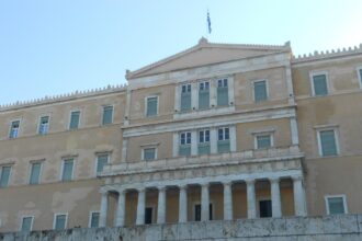Ο Πρωθυπουργός Κυριάκος Μητσοτάκης στο βήμα της Βουλής κατά τη διάρκεια ομιλίας για θεσμικά ζητήματα.