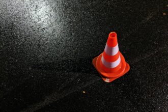 κηνή από το σημείο του δυστυχήματος στο Salzkotten με αστυνομική παρουσία και συντρίμμια