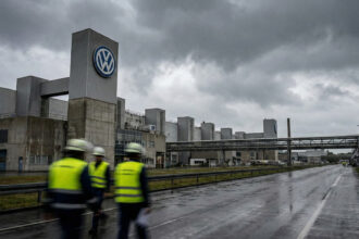 Γενική άποψη εργοστασίου Volkswagen στη Γερμανία με συννεφιασμένο ουρανό