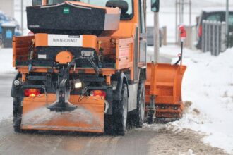 Αυτοκινητόδρομος στη Γερμανία καλυμμένος με χιόνι, αστυνομικά οχήματα και ακινητοποιημένα φορτηγά