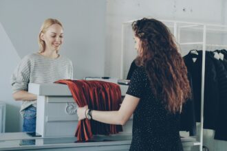 Εσωτερικό καταστήματος στο Hagen κατά τη διάρκεια εξυπηρέτησης πελάτη