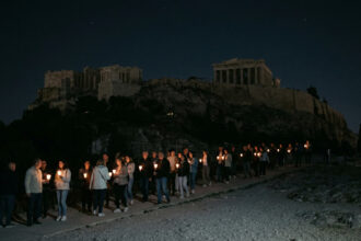 Die unbeleuchtete Akropolis in Athen während der Aktion Earth Hour 2026