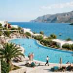 Eine weitläufige Hotelanlage der Marke allsun mit großem Poolbereich auf einer griechischen Insel