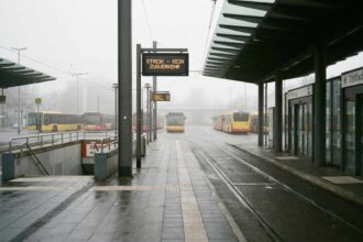 Επιβάτες περιμένουν σε άδεια στάση λεωφορείου κατά τη διάρκεια απεργίας των μέσων μαζικής μεταφοράς στη Γερμανία