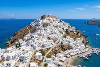 Πανοραμική θέα της Αστυπάλαιας με τα παραδοσιακά λευκά κυβικά σπιτάκια κάτω από τον καθαρό ουρανό στο Αιγαίο