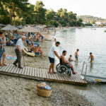 Eine friedliche Bucht auf der griechischen Insel Skiathos mit klarem Wasser und grüner Natur
