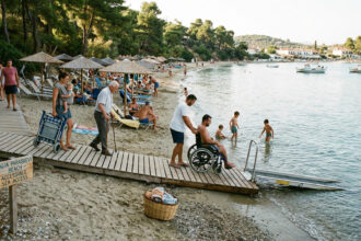 Eine friedliche Bucht auf der griechischen Insel Skiathos mit klarem Wasser und grüner Natur