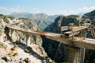 Großbaustelle einer Autobahnbrücke in der Berglandschaft von Epirus, Griechenland