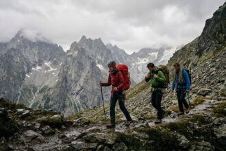Wanderer in der griechischen Bergwelt mit Ausrüstung auf einem Pfad