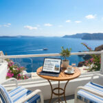 Griechisches Hotelzimmer mit Blick auf das Meer, symbolisch für den Tourismus in Griechenland