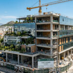 Moderne bioklimatische Bürogebäude mit Glasfassaden in Athen, Griechenland