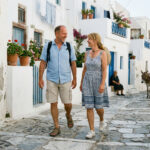 Ein deutsches Paar geht durch eine traditionelle steingepflasterte Gasse in einem Dorf auf der Insel Rhodos.