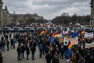 Πλήθος διαδηλωτών συγκεντρωμένο σε κεντρική πλατεία μεγάλης γερμανικής πόλης