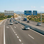 Eine neu gebaute, moderne Autobahn in der griechischen Berglandschaft bei Tageslicht.