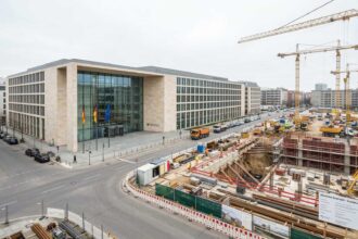 Κυβερνητικά κτίρια στη Γερμανία και εργοτάξια υποδομών