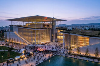 Das moderne Kulturzentrum der Stavros Niarchos Stiftung in Athen bei Abenddämmerung