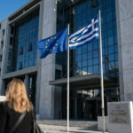 Europäische Flaggen vor einem modernen Finanzgebäude