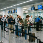 Passagiere warten an der Passkontrolle am Flughafen Athen Eleftherios Venizelos