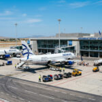 Mehrere Passagierflugzeuge an einem sonnigen Flughafen in Griechenland