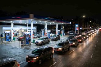 Ουρά αυτοκινήτων σε πρατήριο καυσίμων κατά τη διάρκεια της νύχτας εν μέσω συνωστισμού