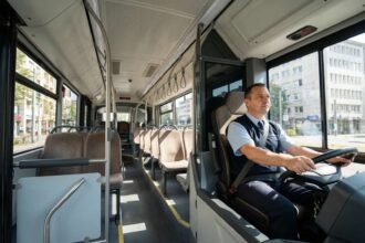 Επαγγελματίας οδηγός αστικού λεωφορείου στη Γερμανία κατά τη διάρκεια του δρομολογίου