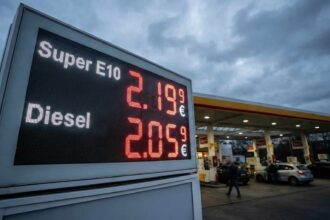 Ηλεκτρονική ταμπέλα γερμανικού πρατηρίου καυσίμων με αυξημένες τιμές λόγω της κρίσης στη Μέση Ανατολή