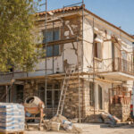 Ein älteres Einfamilienhaus in Griechenland, das für eine Renovierung eingerüstet ist.