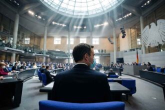 Ο Jens Spahn με μάσκα προστασίας κατά τη διάρκεια συνεδρίασης στο γερμανικό κοινοβούλιο