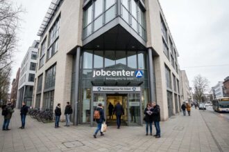 Γραφεία Jobcenter στη Γερμανία και άνθρωποι που περιμένουν εξυπηρέτηση