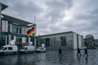 Εξωτερική όψη του κτιρίου της καγκελαρίας στο Βερολίνο υπό το φως της ημέρας.